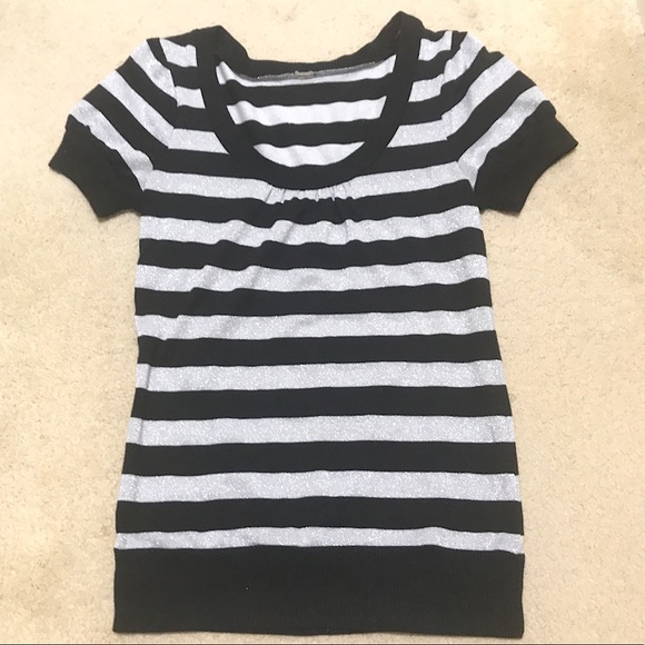 🆕🔥EXPRESS SUPER CUTE&STYLISH&FITTED BLACK&SIVER SHORT SLEEVE TOP SEE ALL PICS - Picture 5 of 9